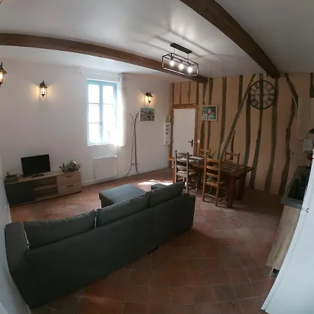 L'appartement De L'eveque, Face A La Cathedrale *
